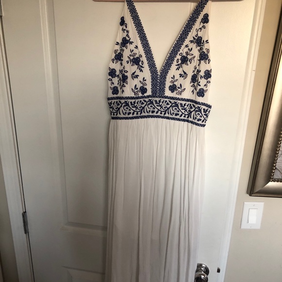 White embroidered maxi dress SZ m - Picture 2 of 2